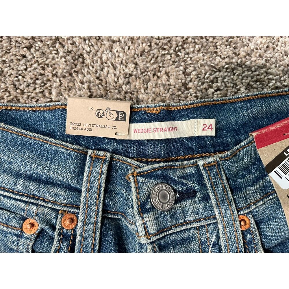 NWT Levi’s Wedgie Straight High Rise Jeans Medium Wash Size 24x28